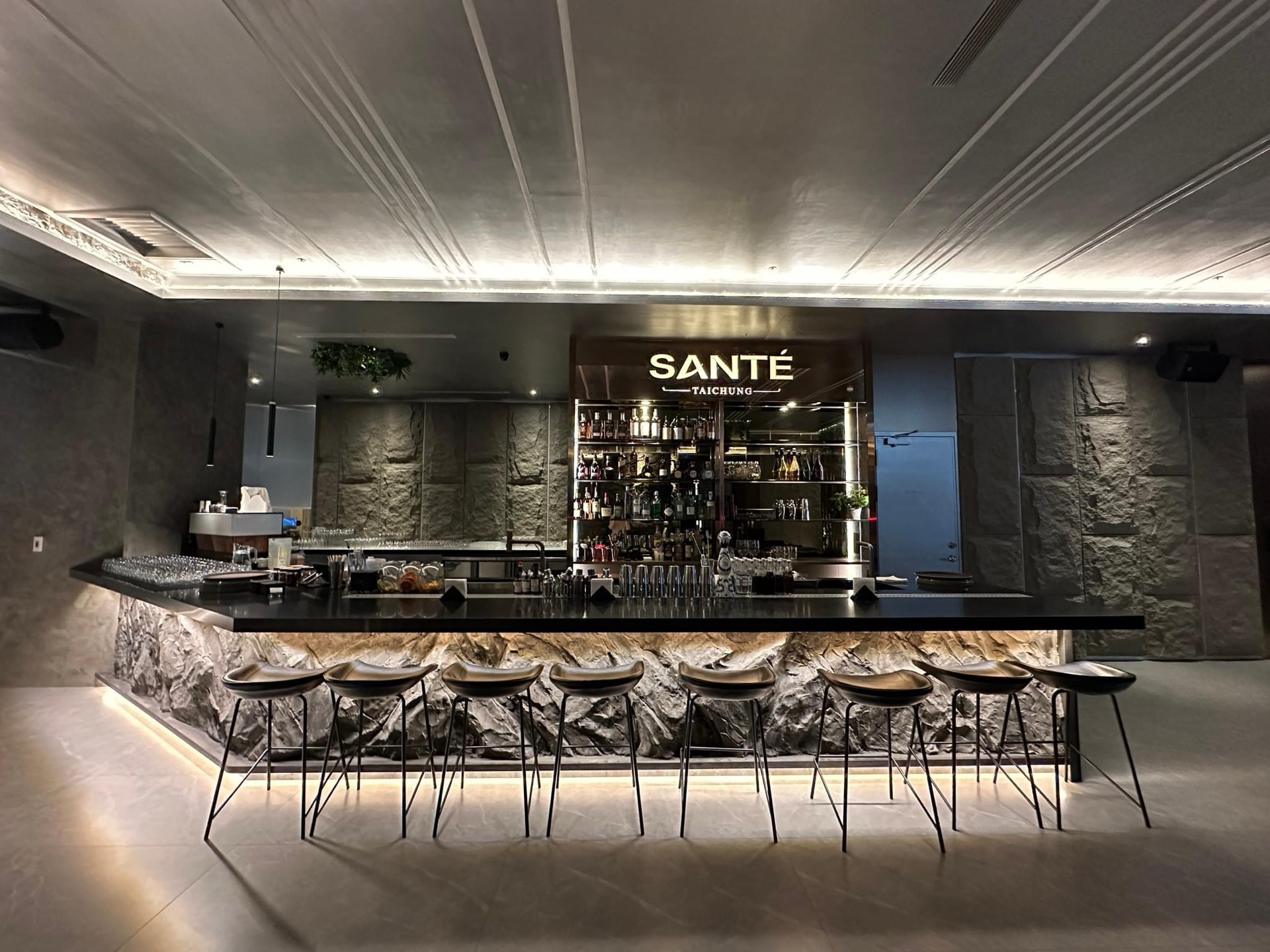SANTÉ 吧台夜景全貌